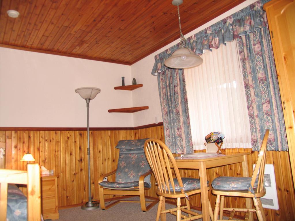 Blue Grouse Country Inn Clearwater Room photo