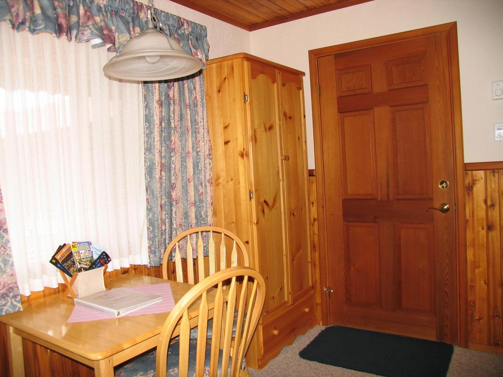 Blue Grouse Country Inn Clearwater Room photo