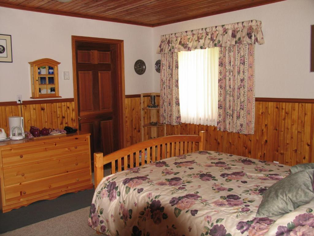 Blue Grouse Country Inn Clearwater Room photo