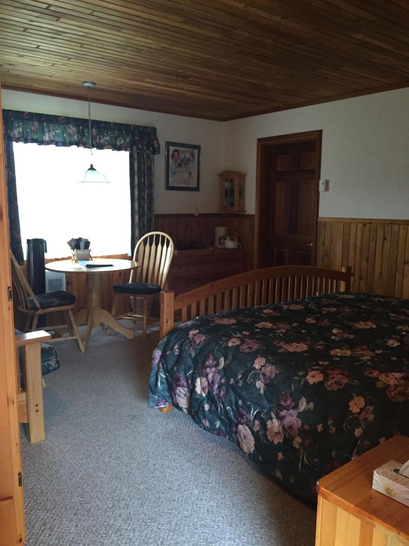 Blue Grouse Country Inn Clearwater Exterior photo